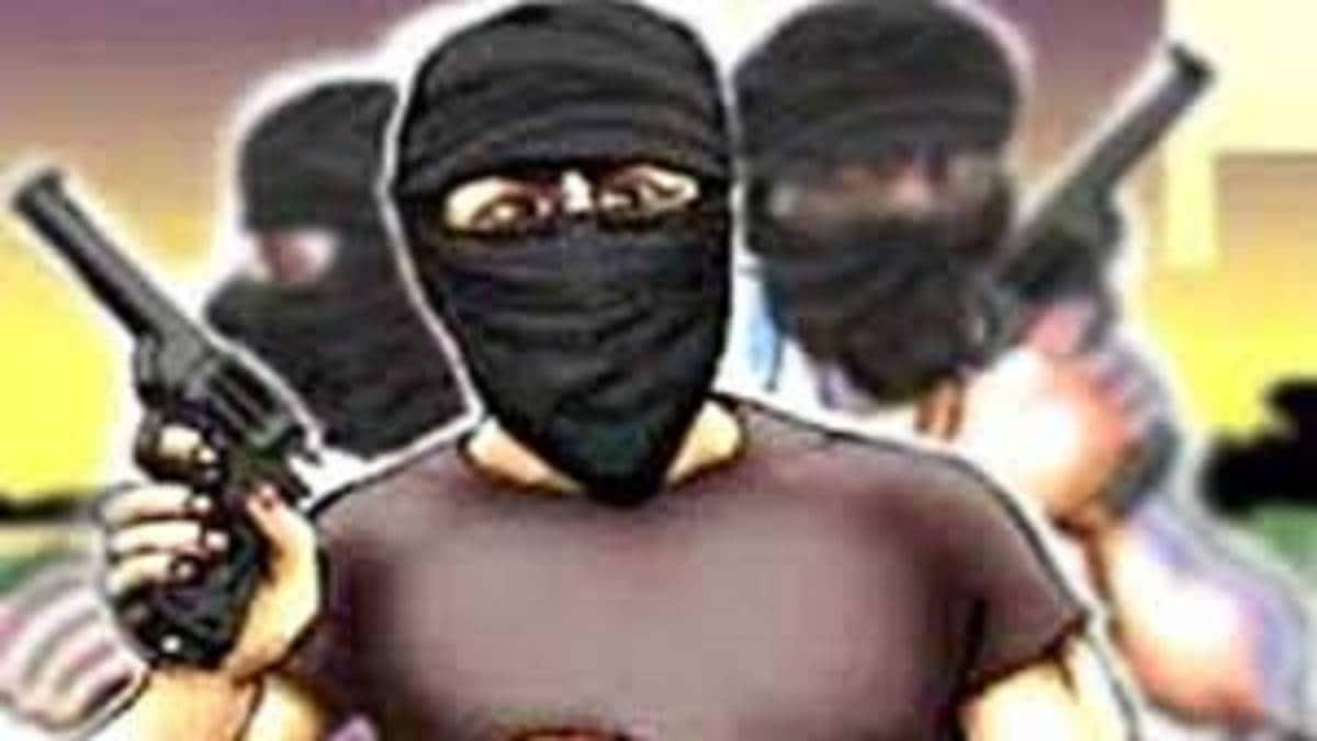 दिल्ली व्यपारी के कार पर गोलीबारी कर लूटपाट