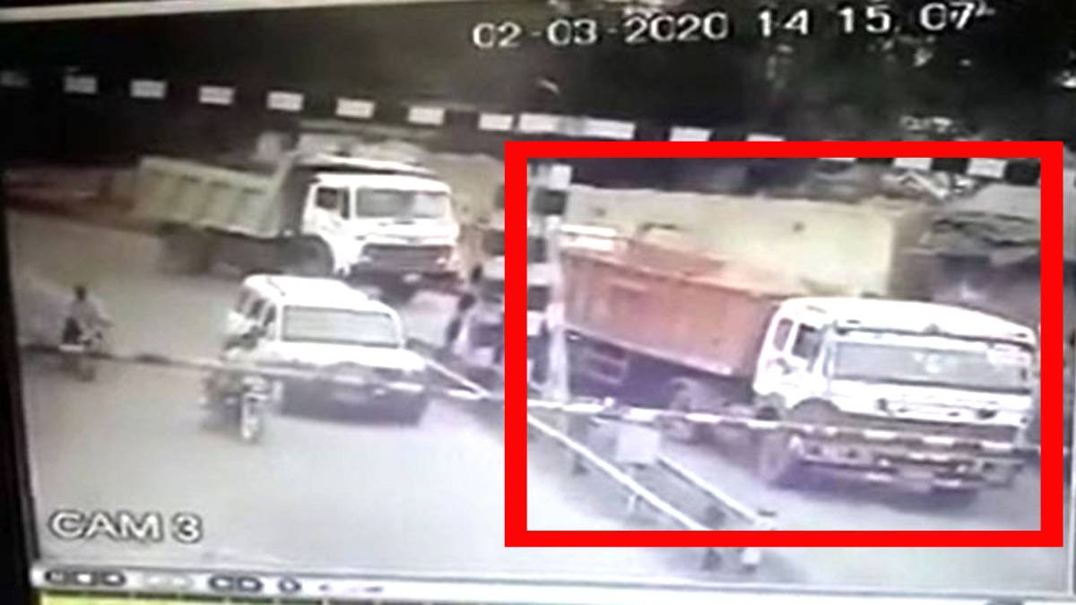 ट्रेन ने लॉरी को मारी टक्कर (वीडियो ग्रैब)