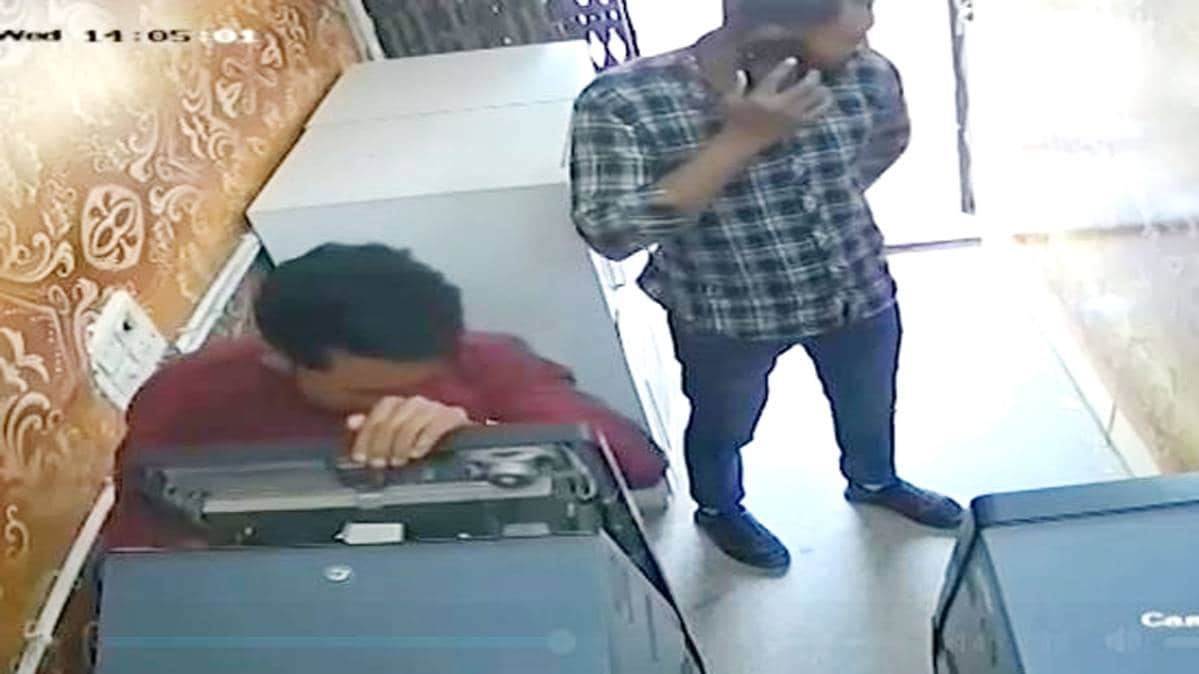 एटीएम को खोलते हुए चोर (वीडियो ग्रैब)