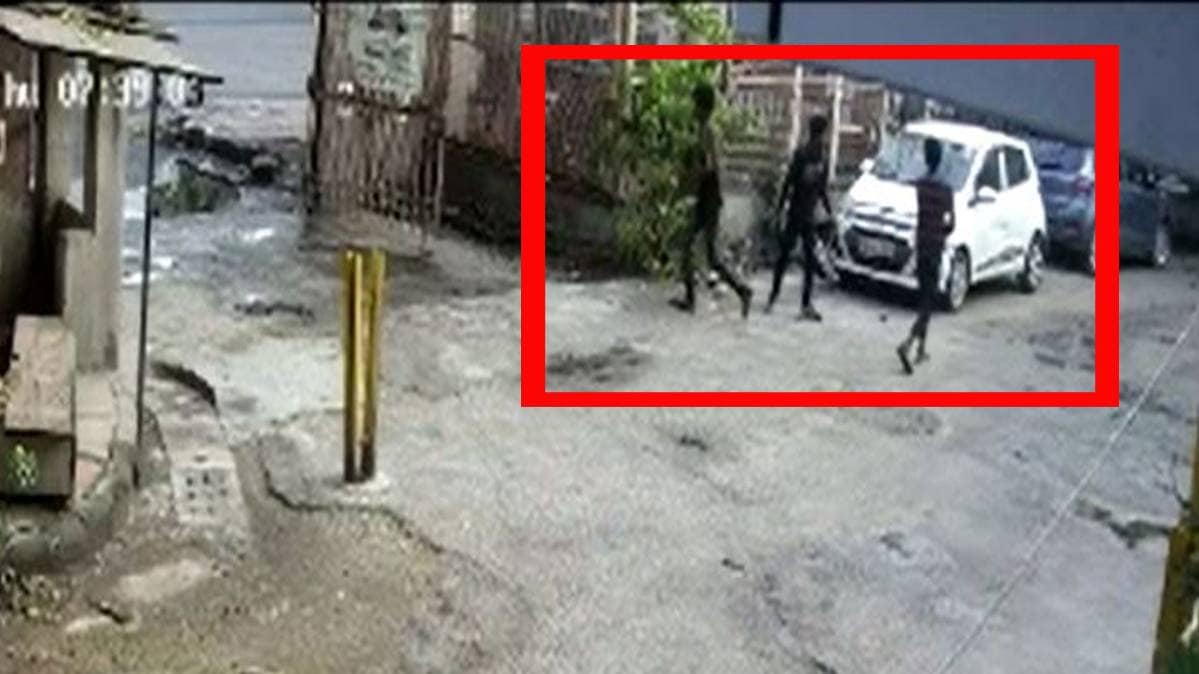 कार से बैटरी चुराते हुए चोर (वीडियो ग्रैब)