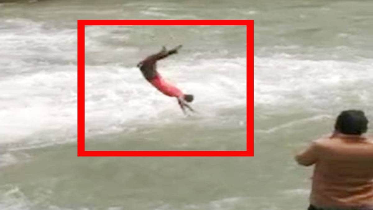 नहर में छलांग लगाते हुए युवक