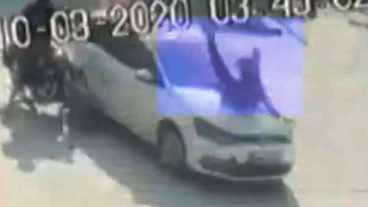 कार ने युवक को मारी टक्कर (वीडियो ग्रैब)