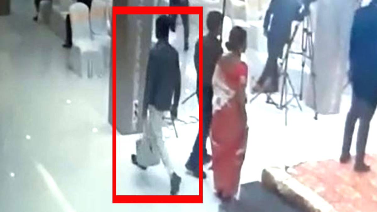 चोरी की वारदात को अंजाम देता हुआ चोर (वीडियो ग्रैब)