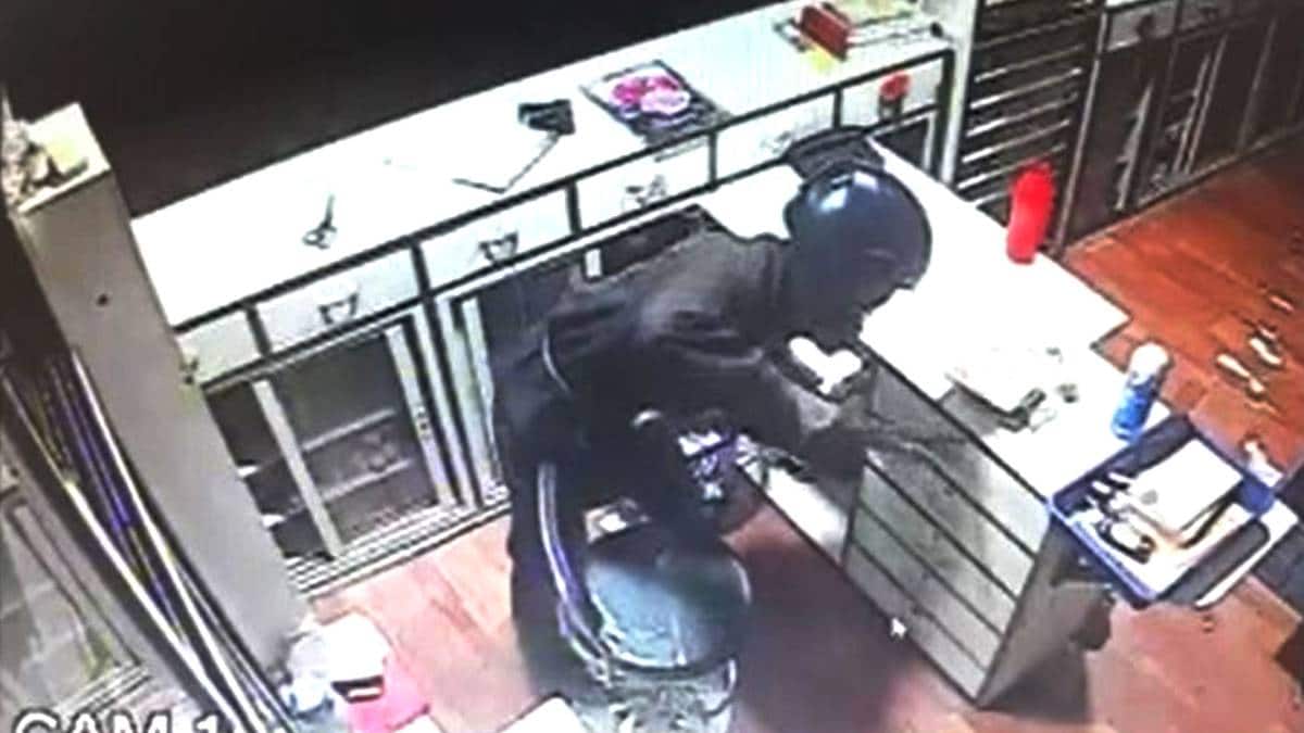 दुकान में चोरी