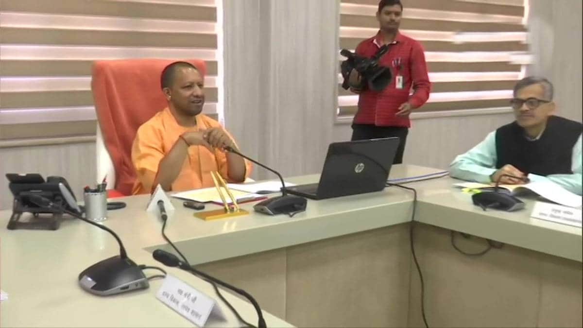 वीडियो कॉन्फ्रेंसिंग करते CM योगी