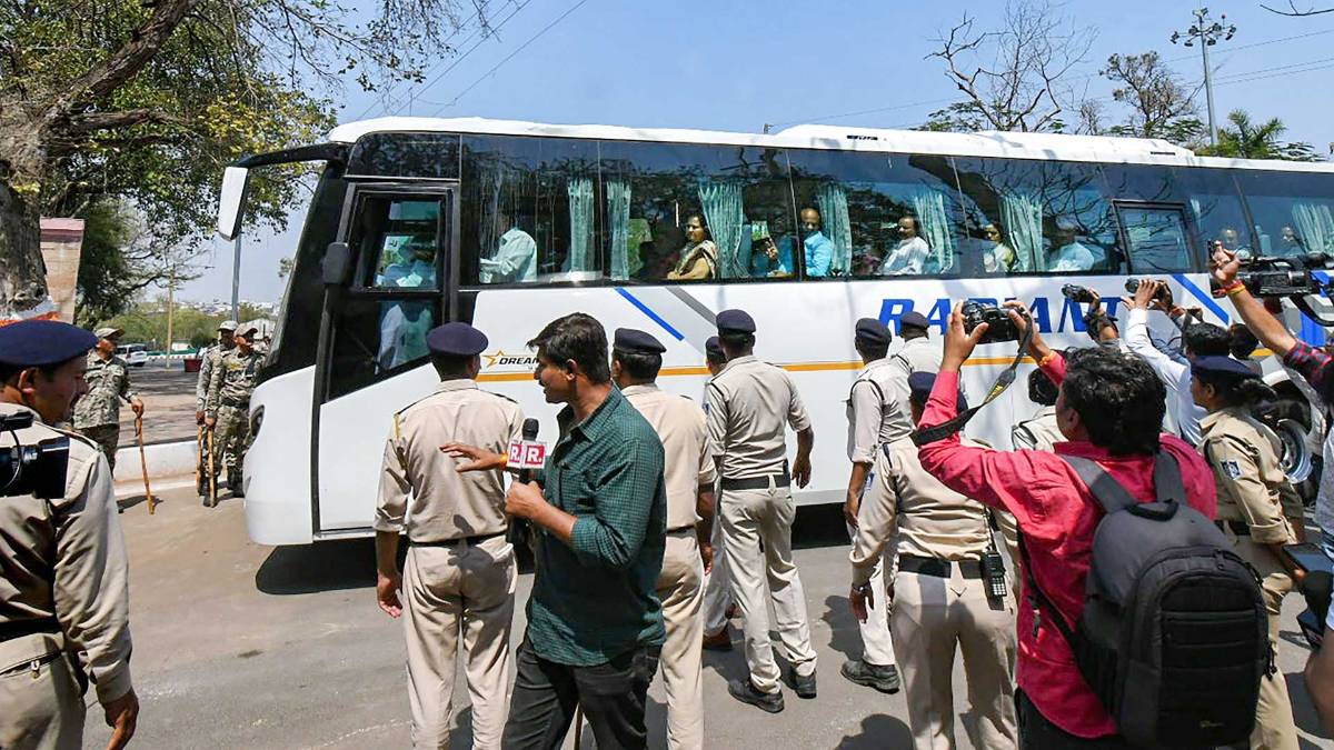 राजभवन पहुंचे कांग्रेस विधायक