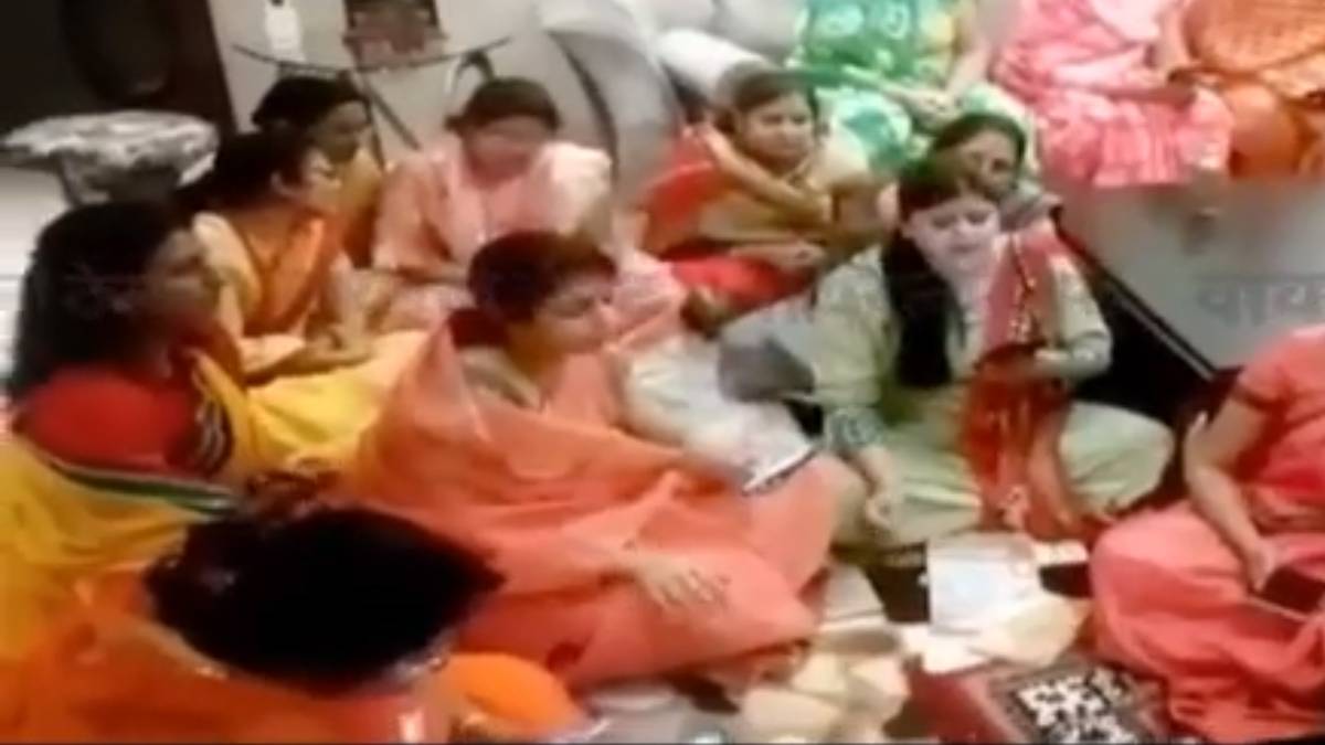 सोशल मीडिया पर वायरल हो रहे मीम