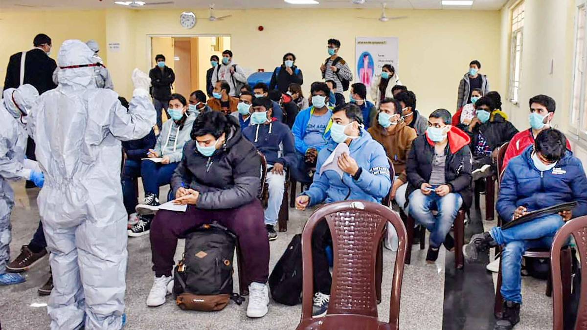 कोरोना के मरीजों के साथ डॉक्टर