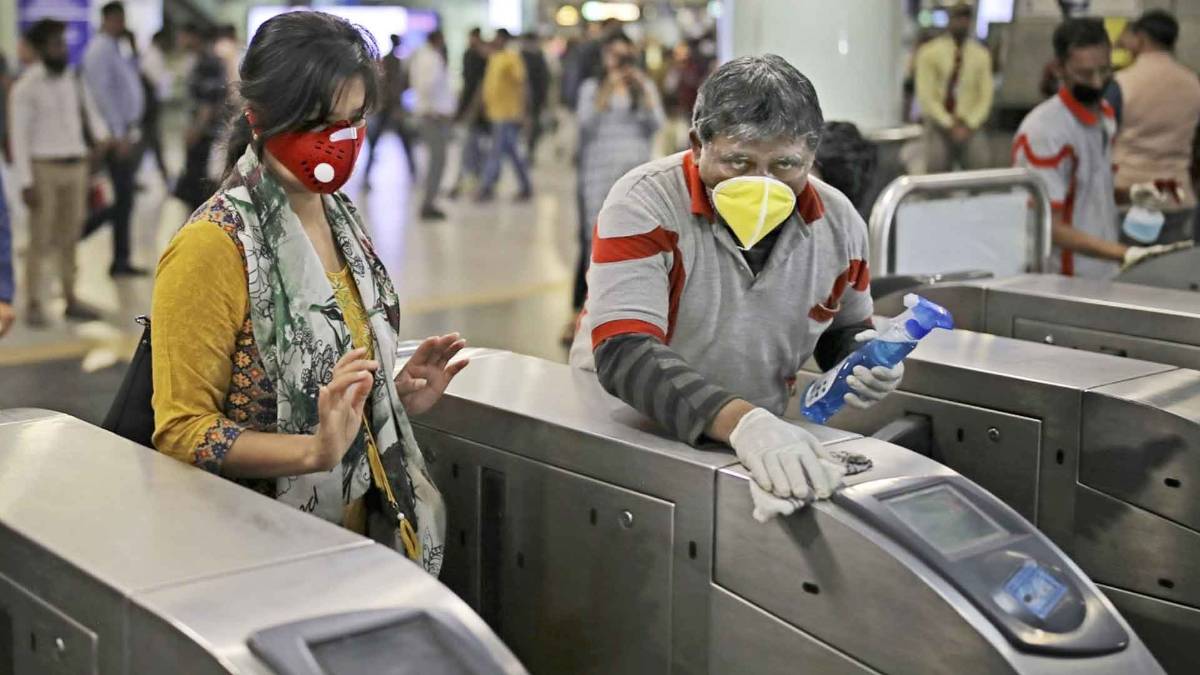 कोरोना वायरस से बचाव के लिए सेनिटेशन करते सफाईकर्मी