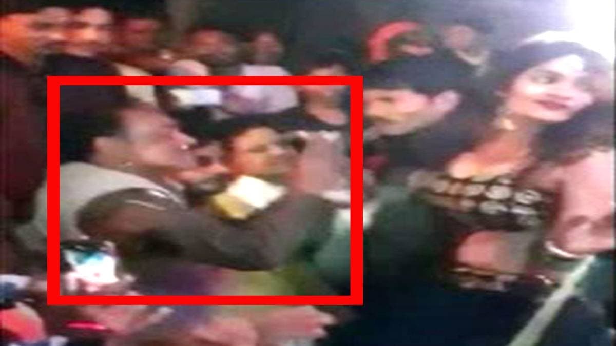 बार बालाओं के डांस पर पैसे उड़ाते दारोगा (वीडियो ग्रैब)