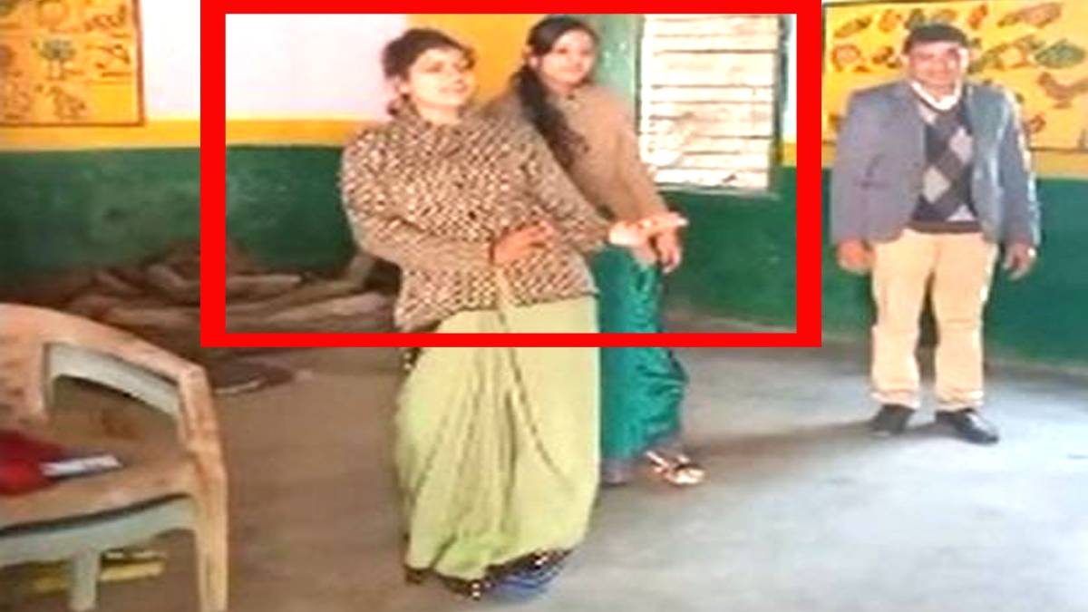 डांस करते हुए टीचर्स (वीडियो ग्रैब)