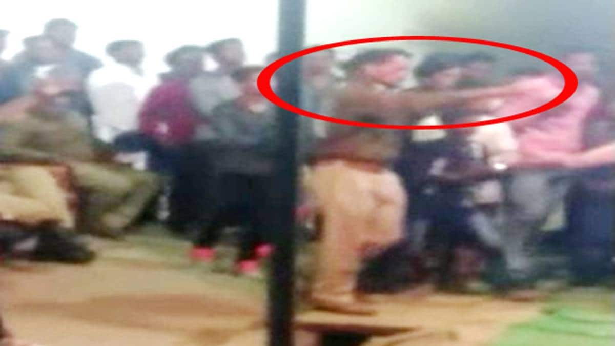 डांसर से डांस के लिए कहते हुए दारोगा (वीडियो ग्रैब)