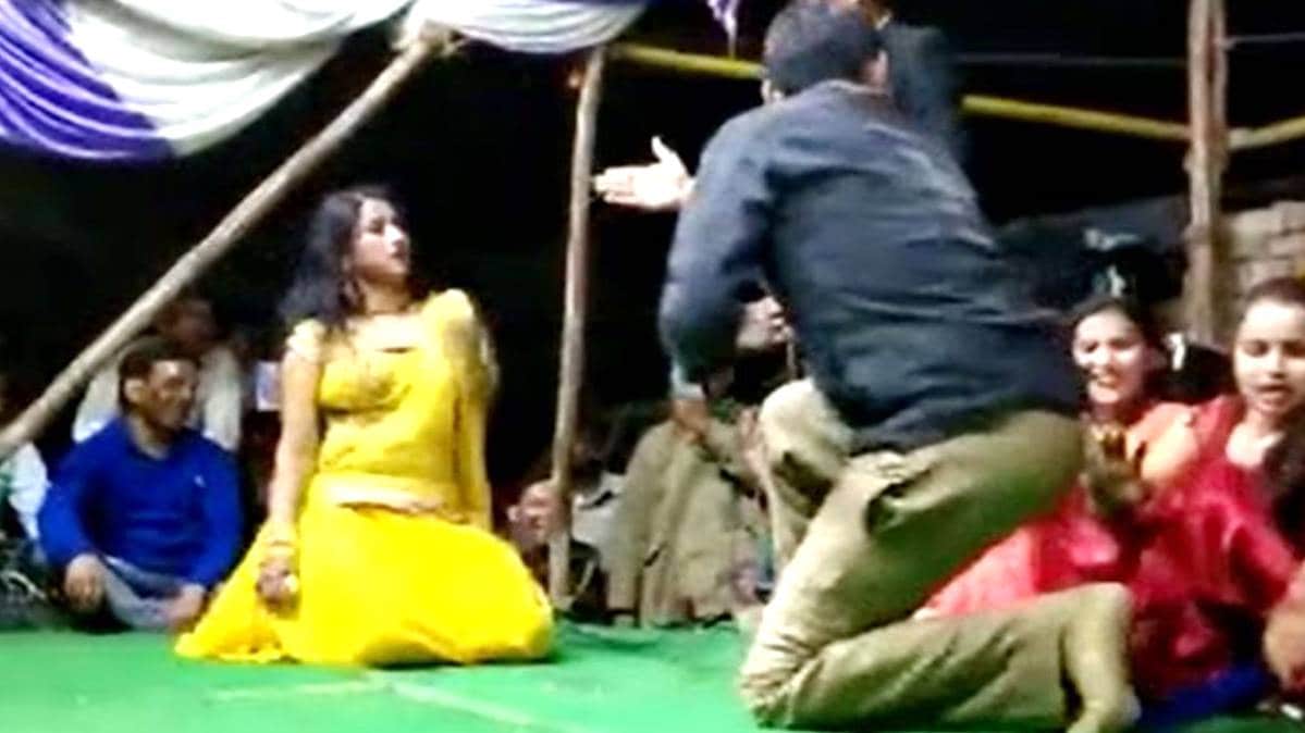 डांसर के साथ डांस करते हुए सिपाही (वीडियो ग्रैब)