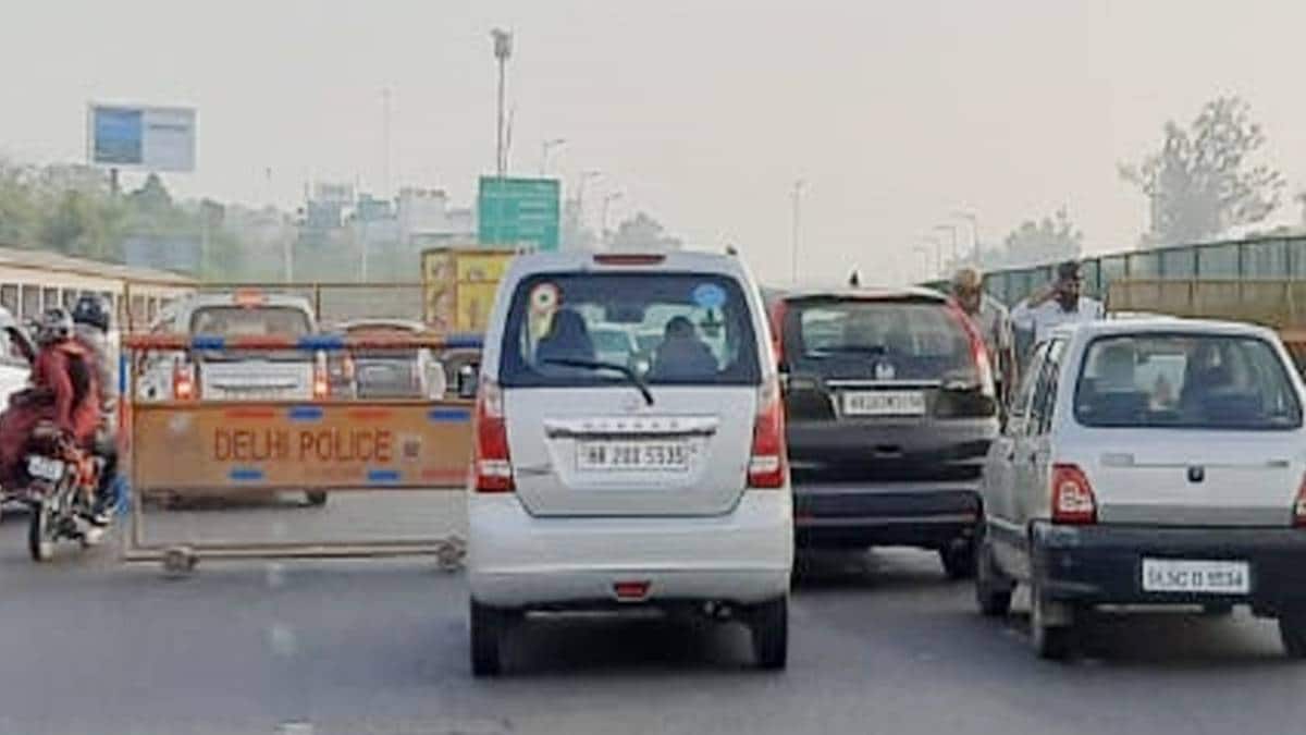 Entry banned due to lock down in Delhi (Photo-ANI)