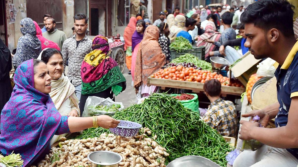 Delhi Violence: पटरी पर लौटी जिंदगी