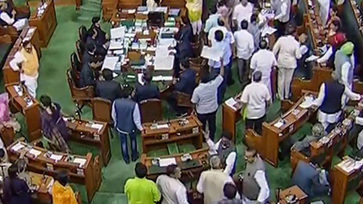 संसद में बवाल