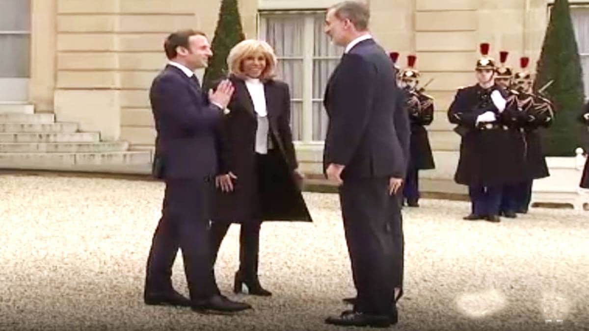 नमस्ते करते हुए फ्रांस के राष्ट्रपति इमैनुएल मैक्रों (वीडियो ग्रैब)