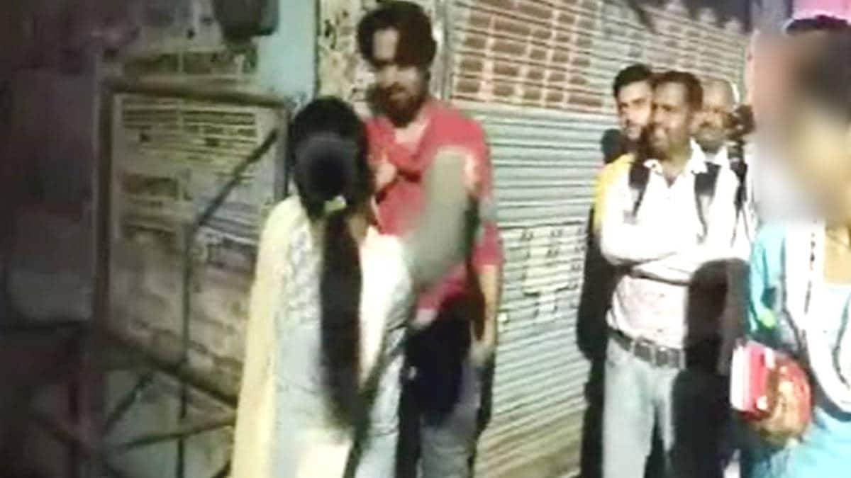 महिला ने मनचले को चप्पलों से पीटा (वीडियो ग्रैब)