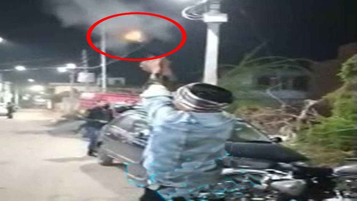 खुलेआम फायरिंग करता हुआ युवक (वीडियो ग्रैब)