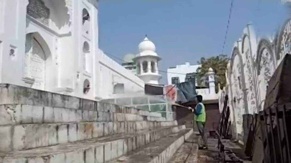 मस्जिद को कराया गया सैनिटाइज