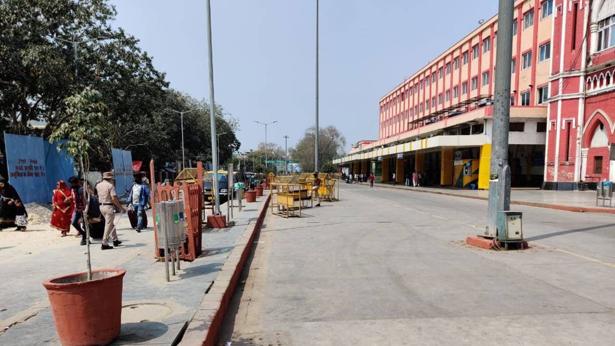 सड़कें वीरान, कॉलोनियां सूनीं (Vinod Kumar/Aajtak)