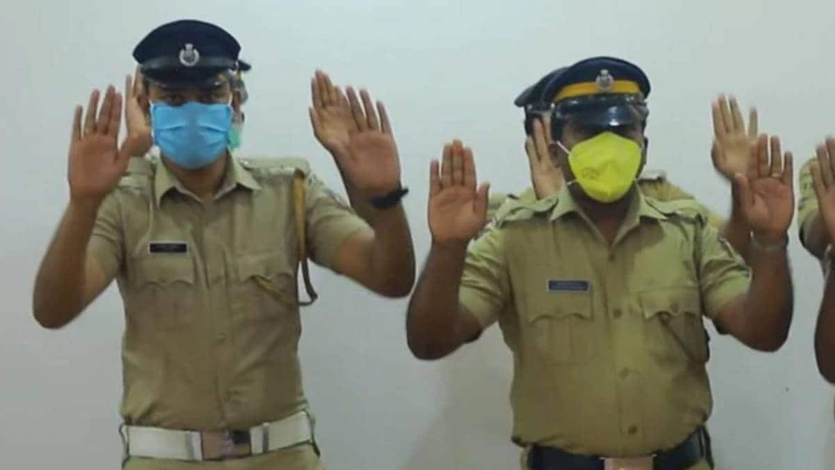 कोरोना वायरस के संक्रमण से बचने के लिए पुलिसकर्मी सलाह देते हुए (फाइल-वीडियो ग्रैब)