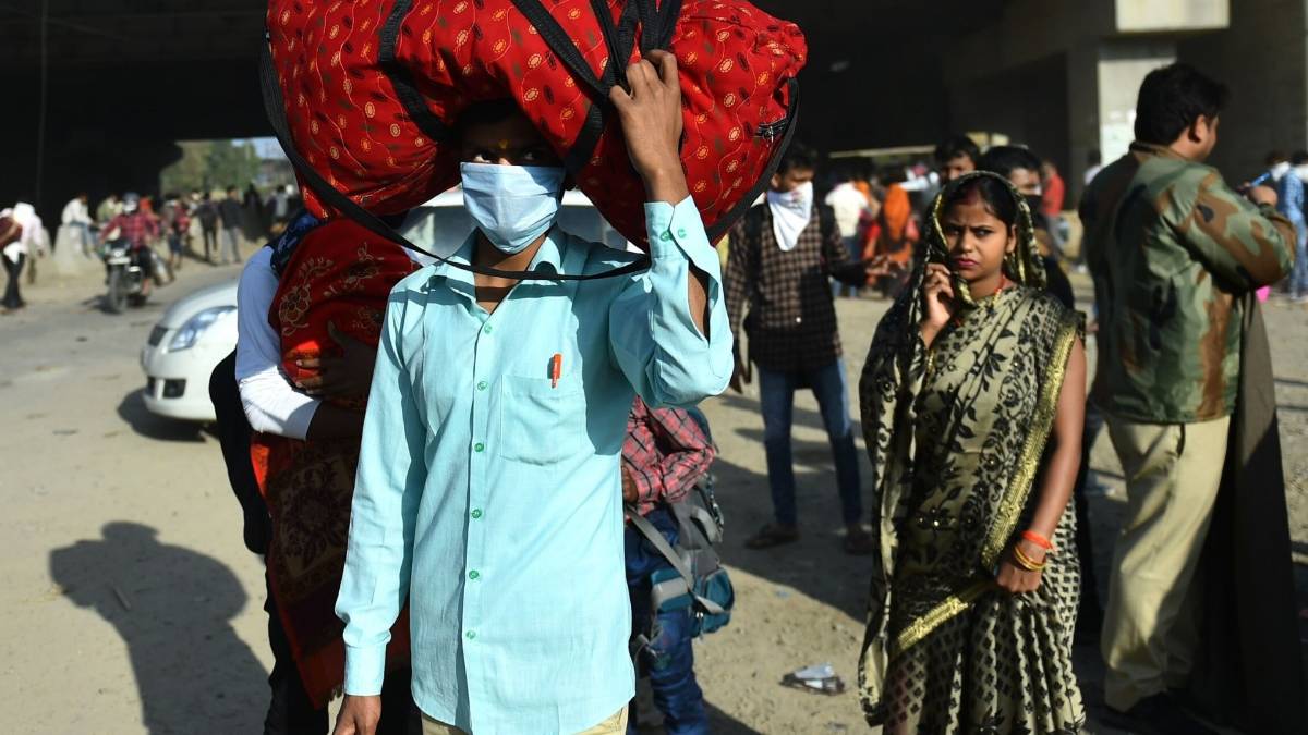 लॉकडाउन से मजदूर कर रहे पलायन