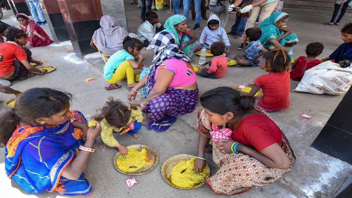 लॉकडान में पलायन करते मजदूर