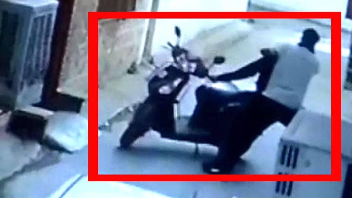 बुजुर्ग शख्स से लूट (वीडियो ग्रैब)