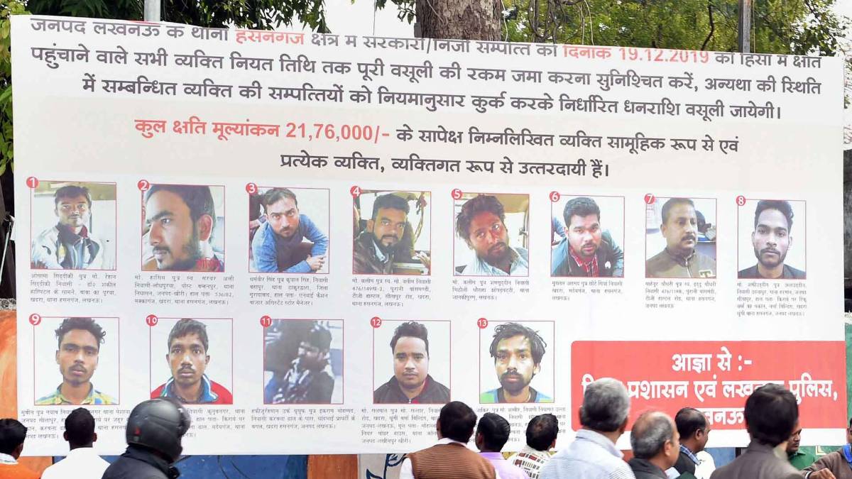 लखनऊ में पुलिस ने लगाए पोस्टर