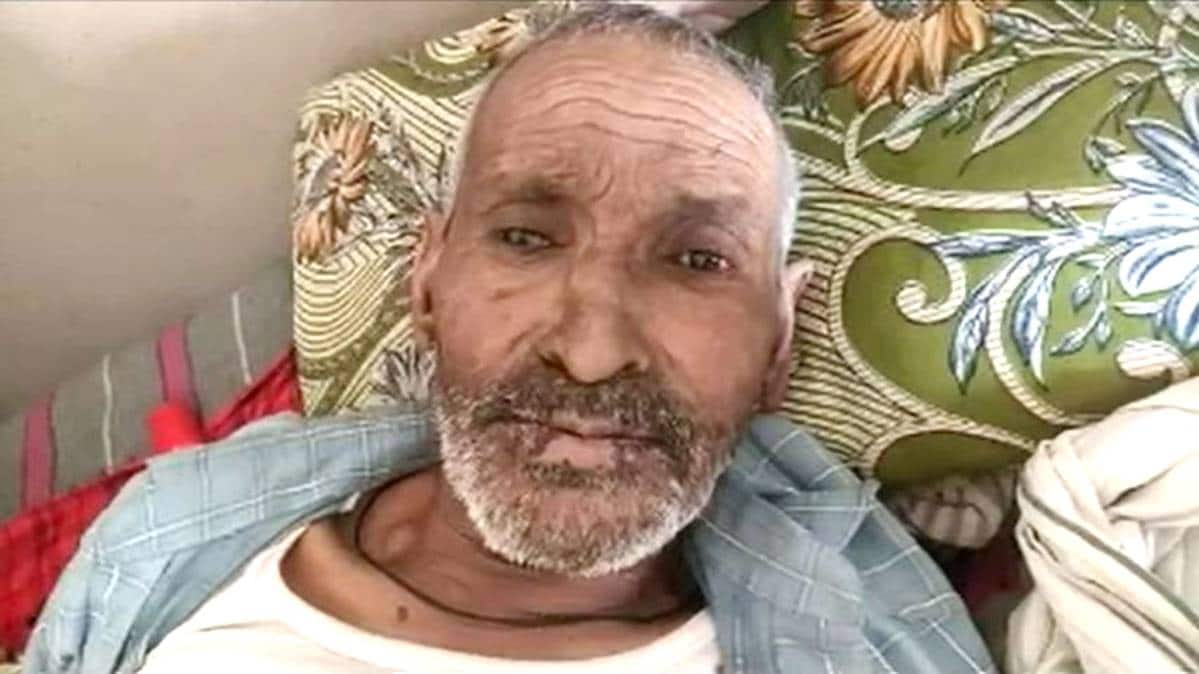 बुजुर्ग शख्स को पीटते हुए दबंग (वीडियो ग्रैब