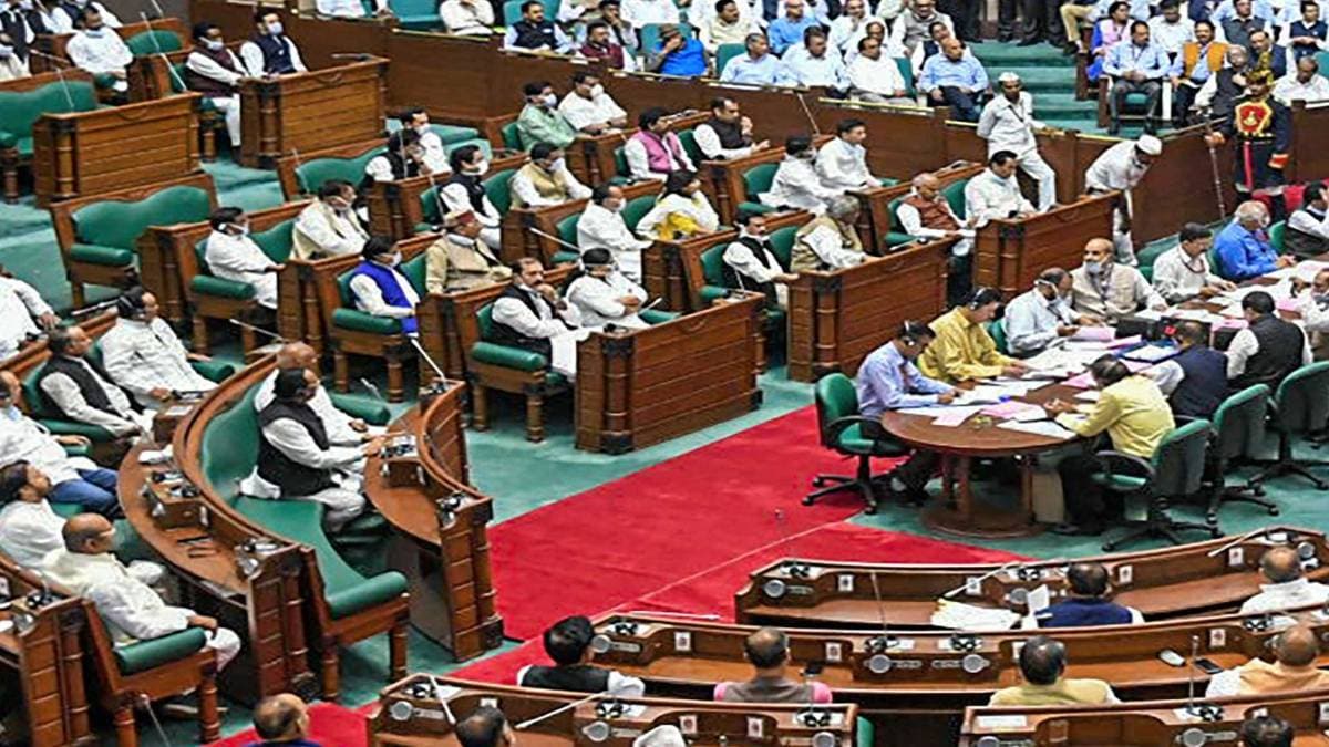 मध्य प्रदेश में सियासत जारी