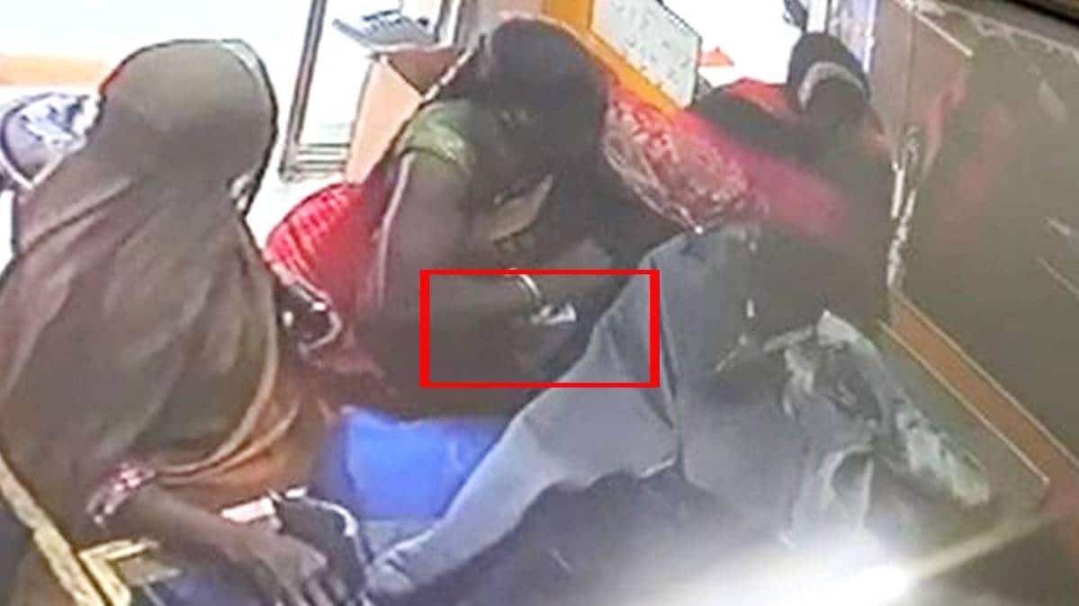 शोरूप से कपड़े चुराती हुईं महिलाएं (वीडियो ग्रैब)