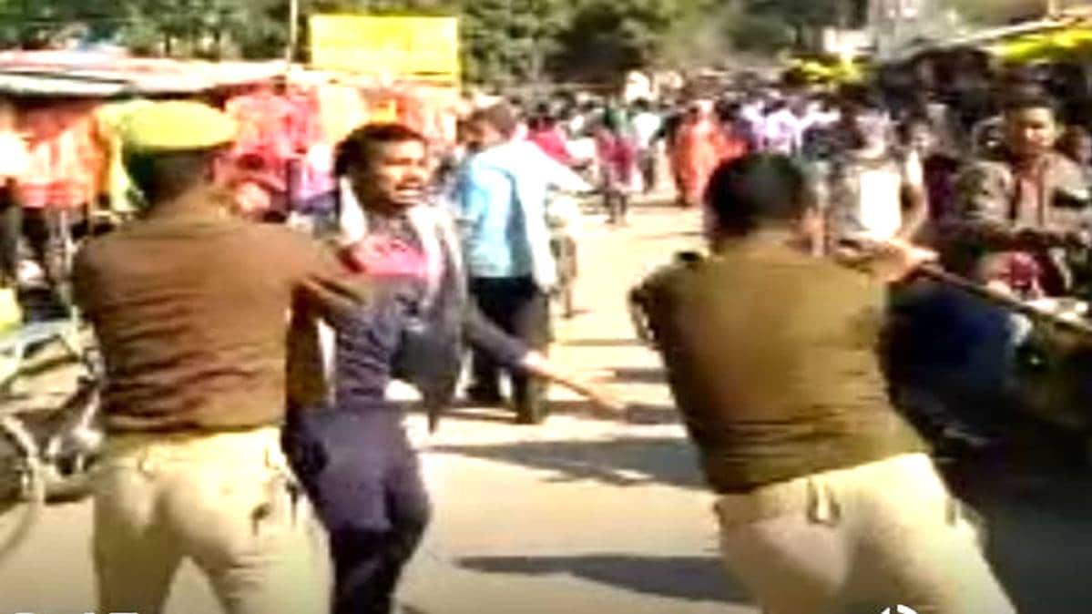 दुकानदार को पीटते हुए पुलिसवाले (वीडियो ग्रैब)