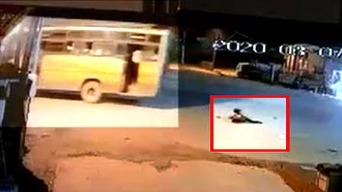 बस के पहिए के नीचे आया शख्स (वीडियो ग्रैब)