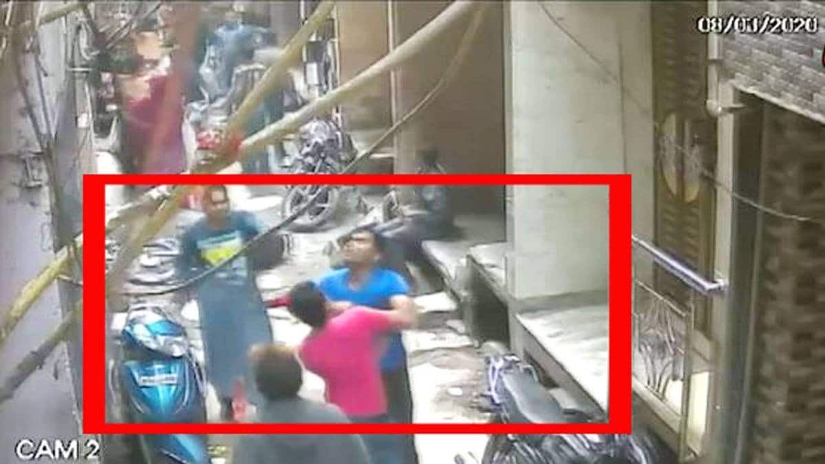 पार्किंग विवाद में मारपीट (वीडियो ग्रैब)