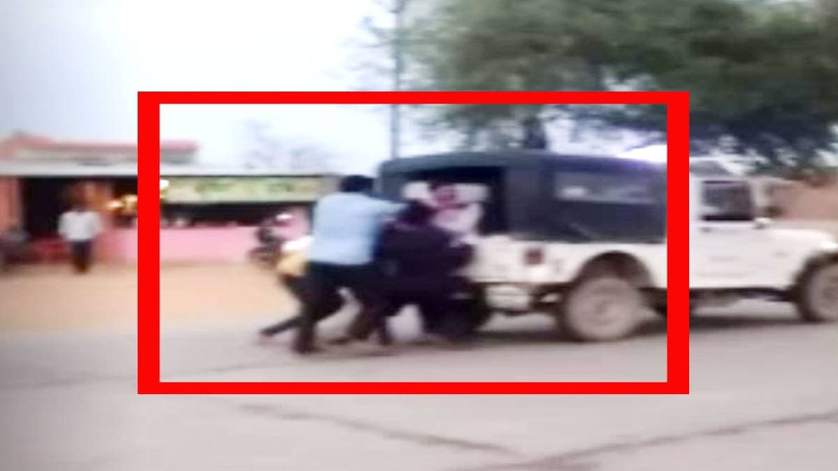 शख्स को पीटते हुए पुलिसवाले (वीडियो ग्रैब)