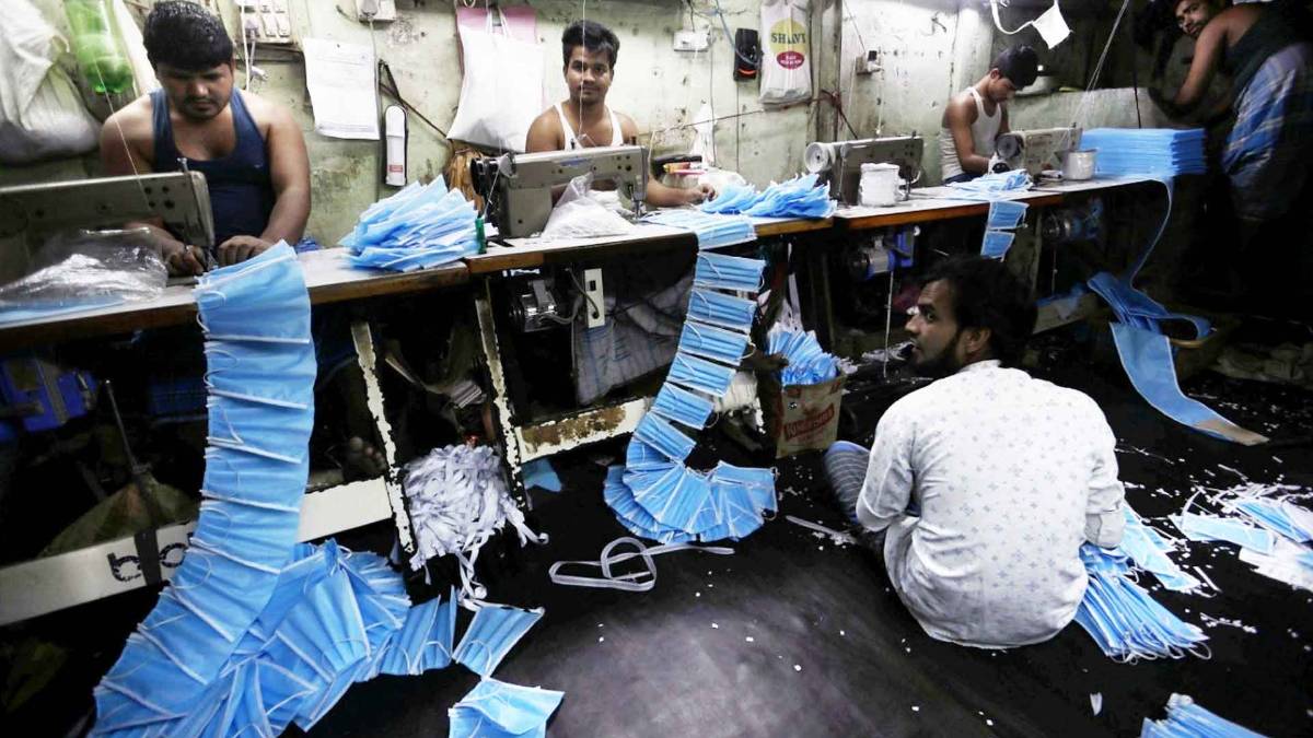 मास्क बनाते वर्कर (सांकेतिक तस्वीर)