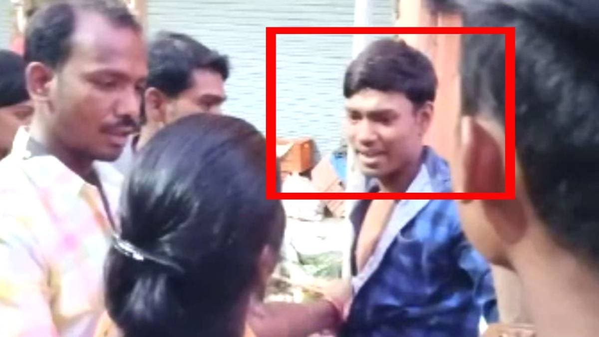 मनचलों को सिखाया सबक (वीडियो ग्रैब)