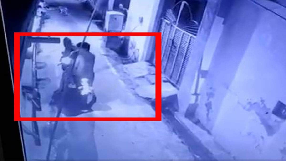 दो गुटों में झगड़ा (वीडियो ग्रैब)