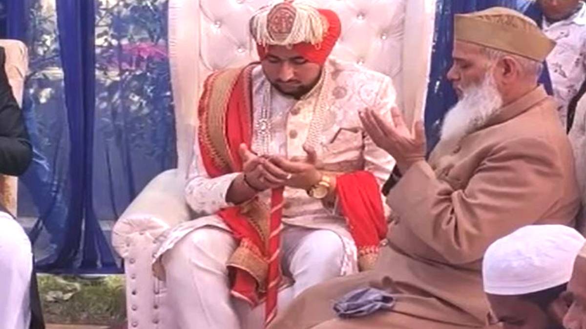 निकाह पढ़ते हुए युवक (वीडियो ग्रैब)