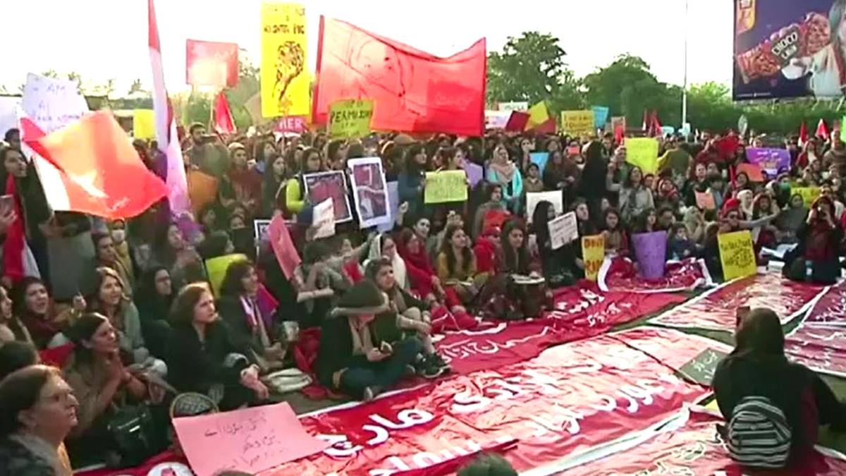 महिलाओं के मार्च पर फेंके पत्थर-जूते (वीडियो ग्रैब)