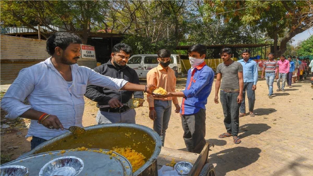 लॉकडाउन के बीच एक दूसरे की मदद को आगे आए लोग
