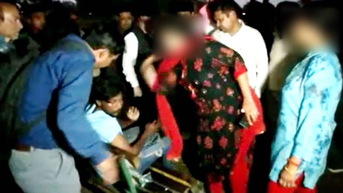 मनचलों को सिखाया सबक (वीडियो ग्रैब)