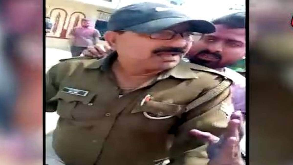 पुलिसवाले से साथी को जबरन छुड़ाते दबंग (वीडियो ग्रैब)