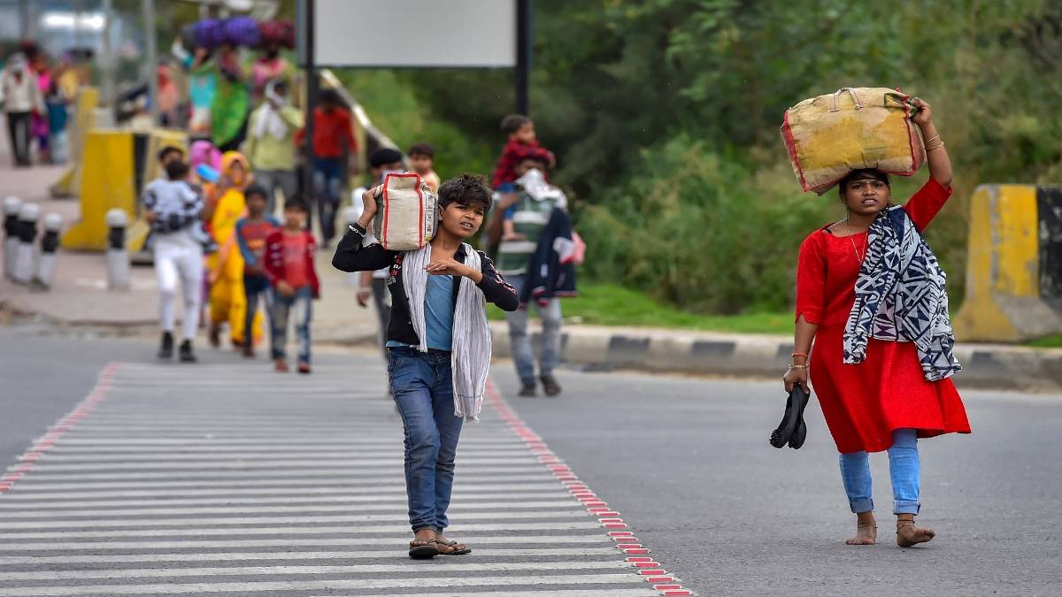 दिल्ली से दिहाड़ी मजदूरों का घर मार्च (File-PTI)