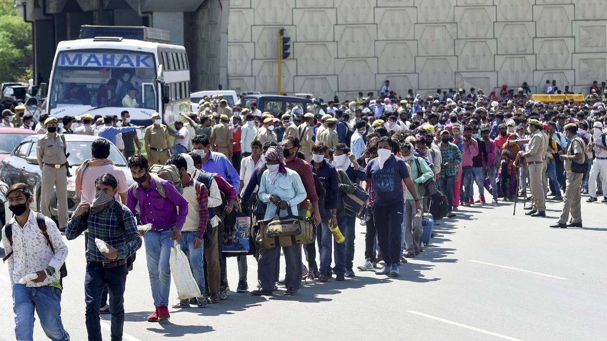 बस अड्डों पर मजदूरों की उमड़ी भीड़ (File-PTI)