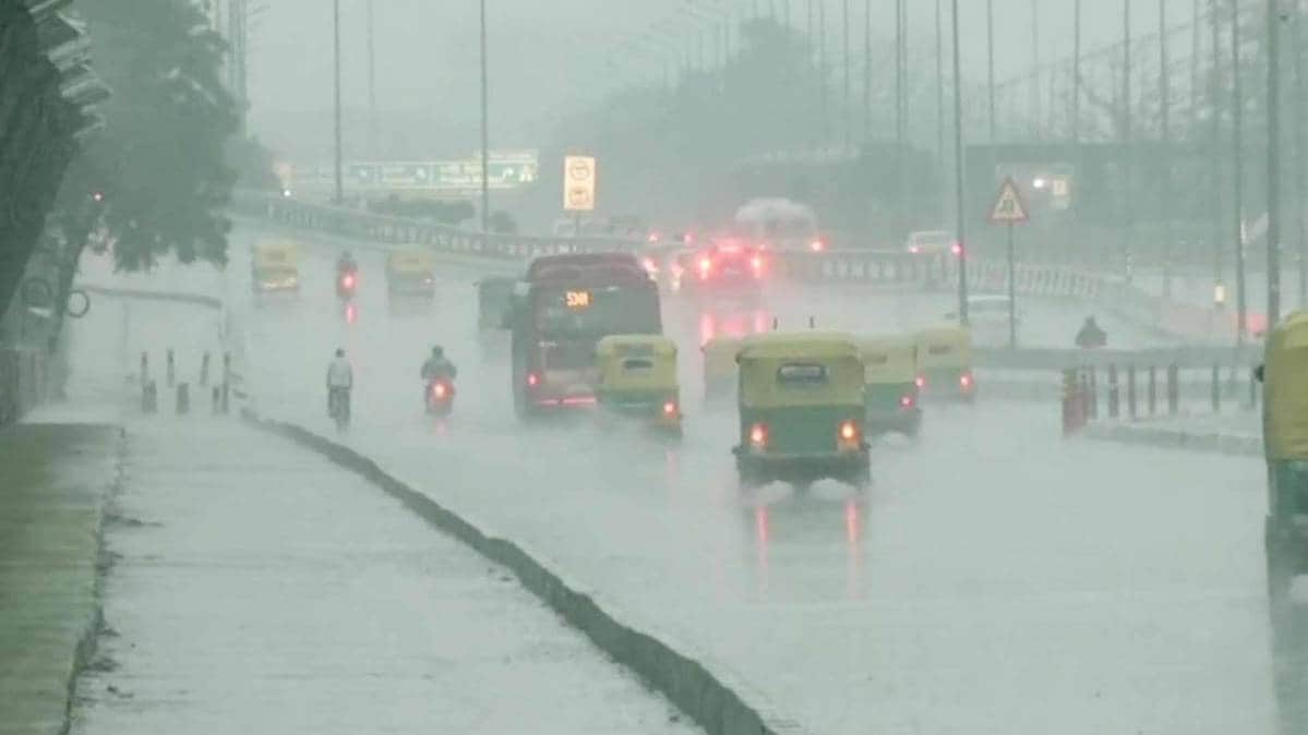 Delhi: Parts of the city continue to receive rainfall. Visuals from Ring Road, Maharani Bagh.