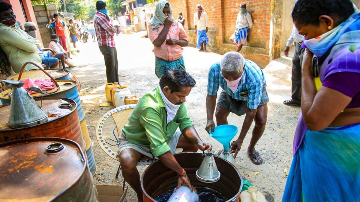 घर-घर पहुंचा रहे राशन (फोटो-PTI)