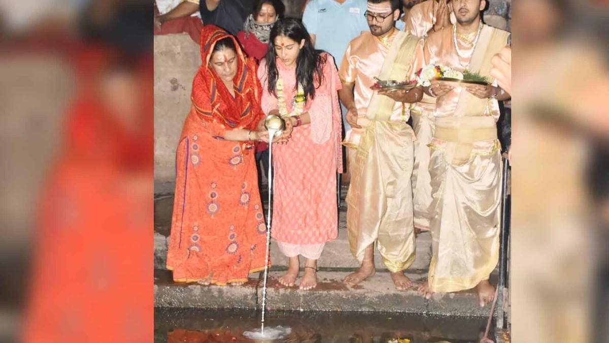 बनारस के दशाश्वमेध घाट पर की गंगा पूजा